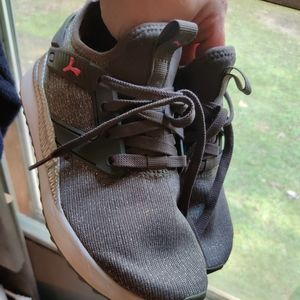 Women's puma tennis shoes size 6.5